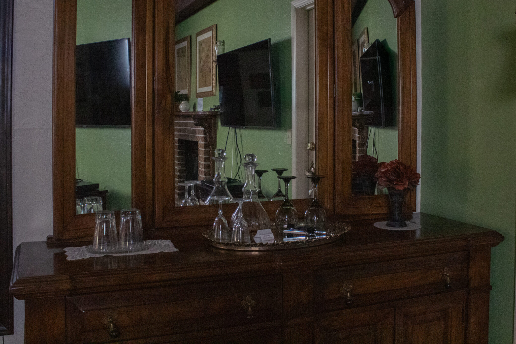 Suite 21 Dresser