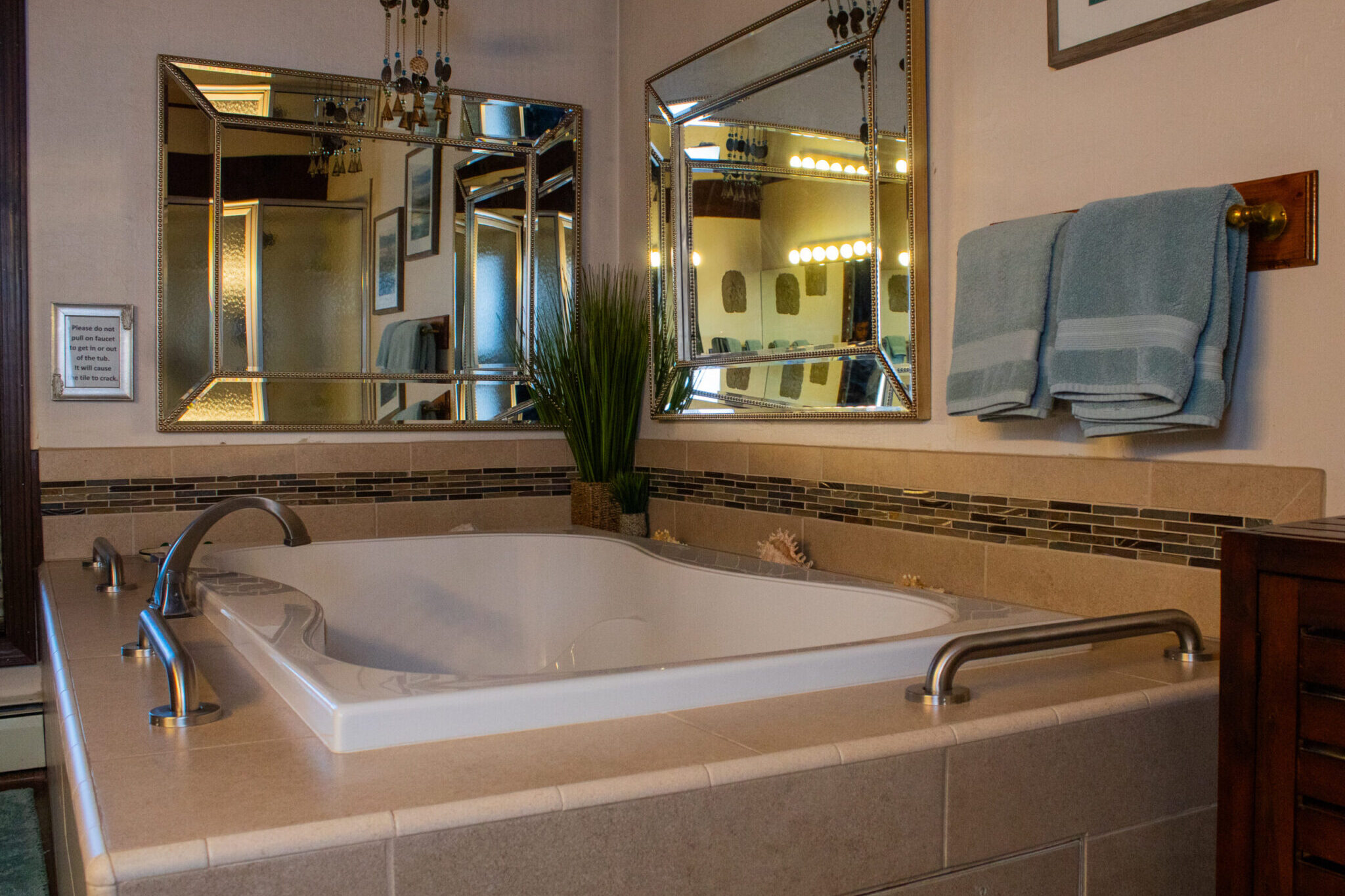 Suite 21 Jetted Tub
