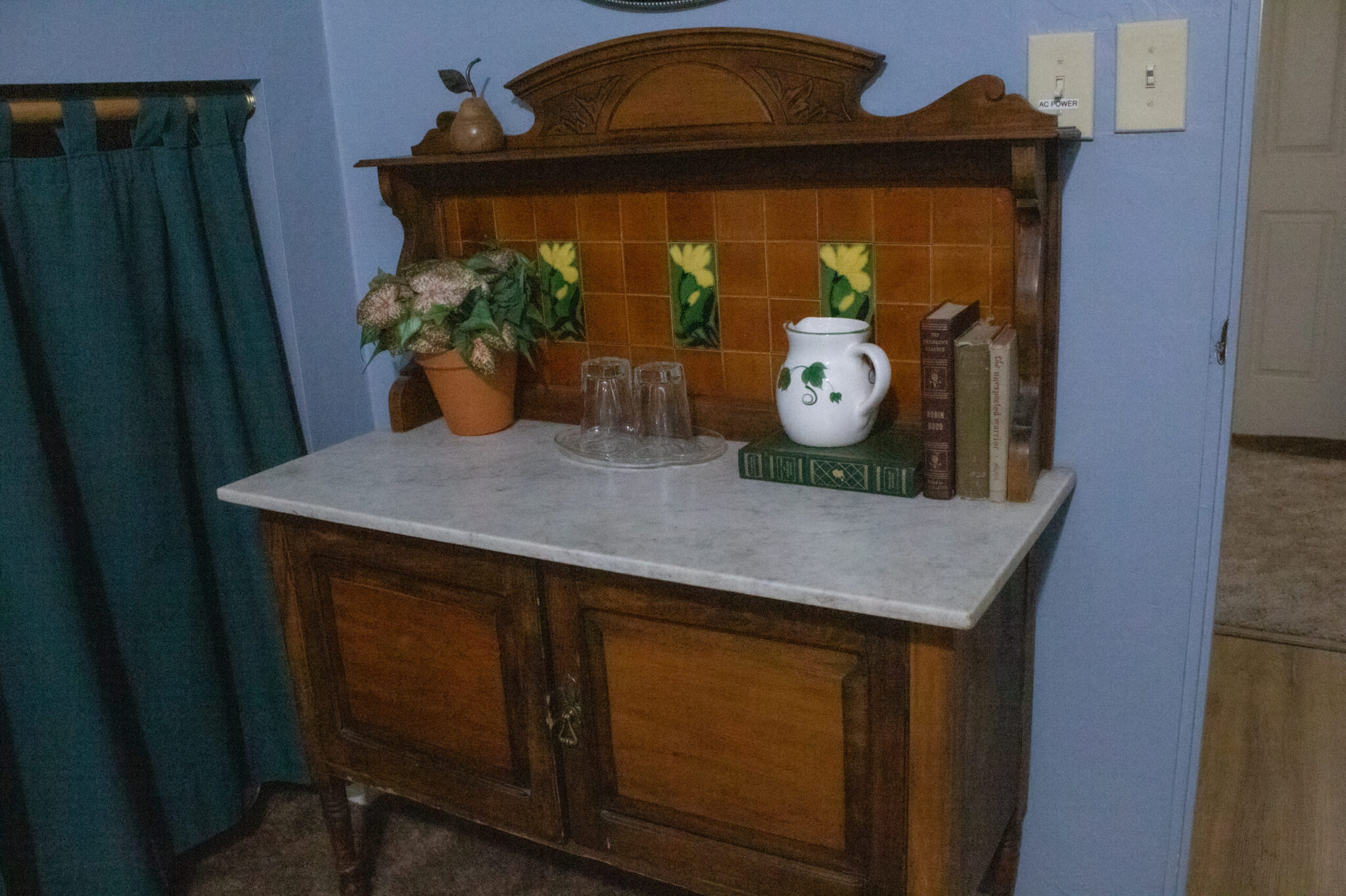Suite 24 Dresser
